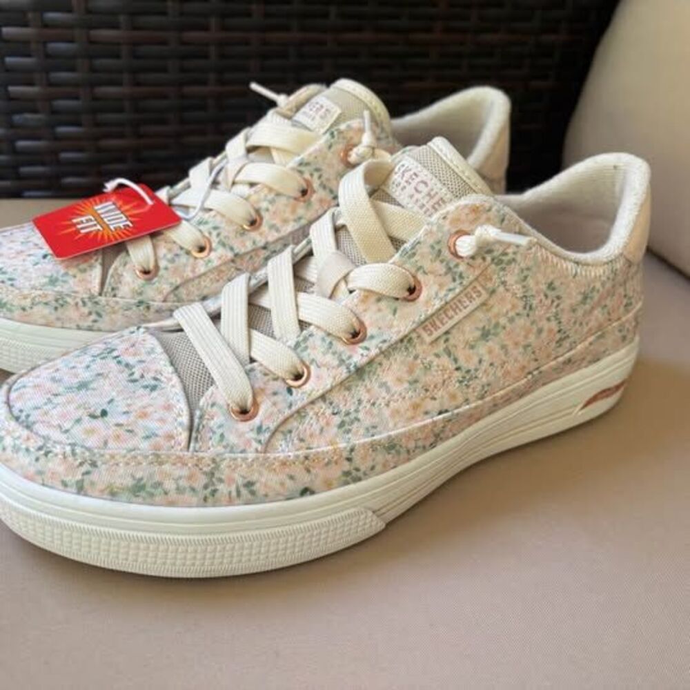 NEW Womens floral Skechers shoes 8 wide $80 no tags fall sneakers cottagecore